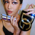 Molly Chiang Instagram - Get ready to shine at the party with Dolce&Gabbana Beauty’s new eyeshadow! Let’s rock this summer and party in style! ✨❤️ @DolceGabbana_Beauty #DGBeauty #DGMakeup - 各位莫寶！！！ 跟我一起Party 囉😆🙌🏾 天啊真的超級久沒有化這樣的妝容！！！ 這個妝是不是有點Ready😳 每個人應該都有一盤大地色系眼影盤吧？ 但有時候還是會因為心情、穿搭 而想要來點不一樣色系的眼妝吧？ 像我自己在旅行、偶爾一場Party的時刻 就會想要化點特別的妝容🙂‍↕️ 今天就來化一個《金屬閃亮煙燻眼妝》✨🖤 這次使用的眼影盤可能大家會有點面熟 就是上次我去韓國時化的銀白亮亮眼妝也是使用這盤化出來的😏 就是Dolce&Gabbana Beauty 的《惹眼璀璨眼彩盤》 12種顏色讓你隨時打造多種風格眼妝 自己使用後真心覺得這盤是高顯色眼影盤了 而且大家不覺得外型包裝設計根本超時髦？ 好像手拿包一樣😍 另外這個夏天絕對不能沒有至少一支彩色眼線液筆！！！ Dolce&Gabbana Beauty的《惹眼焦點眼線筆》也是顏色超美🤩 這支是24H長效防水 筆頭也夠尖所以很好勾化 建議大家使用前請先充分搖勻更好化喔🩵 大家覺得這個妝如何？