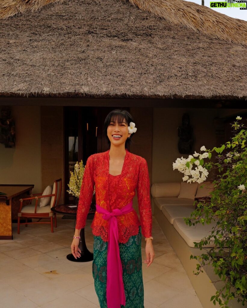 Molly Chiang Instagram - The Amankila Balinese Blessing journey left me with a profound sense of awe and gratitude. Experiencing the traditional rituals and connecting with the spirituality of Bali was a humbling and transformative experience. It reminded me of the power of faith and the beauty of cultural traditions. 🙏🏽🌿💐 #Amankila #AmanResorts #AmanAdventures #Amanfoodie #AmanWellness #TheSpiritofAman - 大家早安🌿 一大早請接受來自我們峇里島的祝福🫶🏾 我只能說 @amankila 的行程真的都太特別了😍 這個行程是《Balinese Blessing 峇里島祝禱》 一早飯店人員先到房間幫我們換上峇里島傳統服飾 沒想到這趟有機會能夠穿上🥰 在換衣服時就覺得好有儀式感好新鮮 我們是不是好像還蠻能駕馭這樣的打扮😜 換好衣服後就會出發到祈福的廟宇 這個行程會體驗由當地牧師主持的傳統祝福儀式 祈禱祈求希望平安 體驗完真的覺得這不只是一個行程 更是一次心靈的洗禮 這種祈福儀式也提醒著我尊重和珍惜每一種信仰和文化的重要性🌿 重點是祈福寺廟周圍的風景真的很美 心靈被富裕後視覺也享受☺️ 這樣的行程你們會想體驗看看嗎？❤️ P.S. 在上去寺廟時會小小爬一段山坡 大概5-10分鐘左右 建議大家要穿好走的鞋子 然後我真的 is ok 我真的沒有累（？）