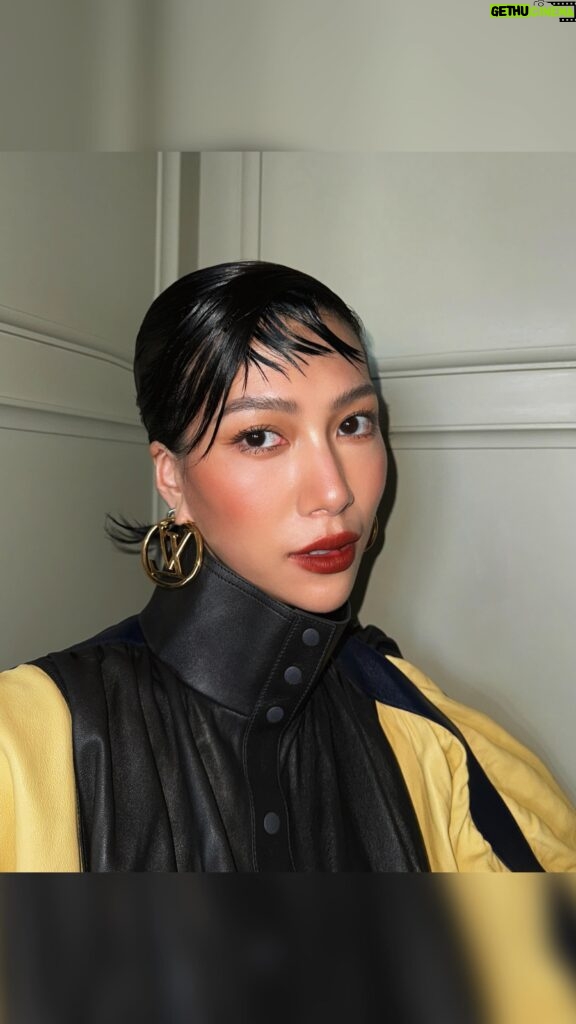 Molly Chiang Instagram - My LV cruise shows diary🧏🏻‍♀️❤️Rocked this look for the shows - how do you guys like it? ✨ #LVCRUISE25 @louisvuitton - #影片要看到最後 It’s LV DAY!!! 讓我們先看這部看秀日記影片😍 這就是我這次的看秀造型☺️ 喜歡嗎！！！ 我的小瀏海有沒有驚豔到你們（硬要問）🤣 更多這次大秀細節分享以及美照 今晚22：00來看🫶🏾 P.S. 吃貨莉莉必須有始有終 我很認真工作也很認真吃🧏🏻‍♀️