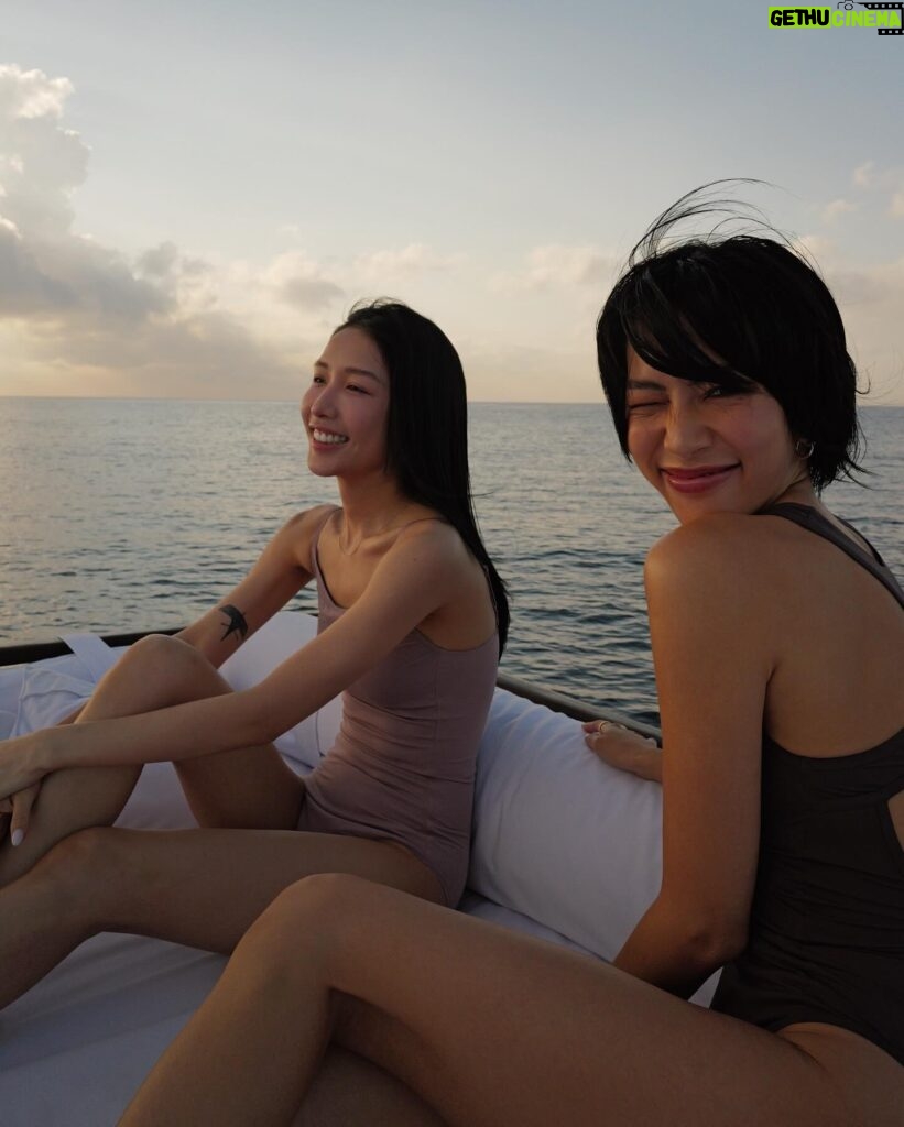 Molly Chiang Instagram - The ”Sunrise Cruise with Breakfast“ itinerary is truly a stunning experience that allows us to start the day in a unique and unforgettable way. It combines tranquility, natural beauty, and luxurious indulgence. As the sun slowly rises, the colors of the sky and the sea change with each passing moment, creating a mesmerizing spectacle. Onboard the boat, we can enjoy a sumptuous breakfast while admiring the ocean. Aman is known for its attention to detail and sense of ritual, and the staff at Amankila ensures that every aspect of the itinerary is meticulously planned. From the exquisite table settings to personalized service, everything is perfectly arranged. You can truly feel the sincerity and the sense of ceremony throughout the experience. 🌊✨ #Amankila #AmanResorts #AmanAdventures #Amanfoodie #AmanWellness #TheSpiritofAman - 吼呦Amankila的《日出郵輪早餐行程》真的真的很值得！！！🥹🫶🏾 中午發的影片我說在船上我們大概拍了500多張照片（是真的500多張） 要從500多張選10張發真的很折磨我 因為真的命中很多張美照 太好拍了！！！ 這個行程的出發時間是早上七點 而清晨的光線真的拍起照來最美 照片光線會有一種軟軟的柔和感 接近中午的光線拍起來就會比較硬 所以我才說這個行程真心很好拍 因為出發的時間點也很完美 加上早上的太陽沒有那麼烈 整個不會太熱 吹著海風超級舒服 這個行程完全是一個令人驚艷的體驗 讓我們用很獨特又難忘的方式開始新的一天 結合了寧靜、自然美景、奢華享受 然後隨著太陽慢慢升起 天空跟大海的顏色每個時刻都在變化 在船上邊享受一頓豐盛的早餐邊看海 我覺得Amankila行程還有一個很棒的地方 就是Aman真的很在於注重細節和禮儀感 Amankila的工作人員會確保行程的每個細節都經過精心安排 從精美的餐桌佈置到個人化的服務 一切都是很完善 讓你感受到滿滿的誠意跟儀式感爆棚 這個行程是我目前體驗到的Aman集團飯店最喜歡的一個行程了吧😏 （但相信以後繼續蒐集Aman酒店還會遇到更厲害的？😜） 你們看這組照片有感受到我說的清晨一早柔和軟軟的光感嗎？有吧🤣😂 P.S. 最後一張彩蛋是麥力的防曬時尚穿搭。 然後小安也有推我！！😤😂