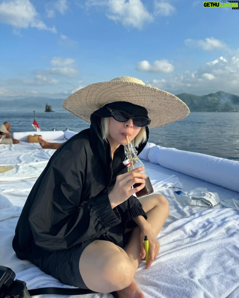 Molly Chiang Instagram - The ”Sunrise Cruise with Breakfast“ itinerary is truly a stunning experience that allows us to start the day in a unique and unforgettable way. It combines tranquility, natural beauty, and luxurious indulgence. As the sun slowly rises, the colors of the sky and the sea change with each passing moment, creating a mesmerizing spectacle. Onboard the boat, we can enjoy a sumptuous breakfast while admiring the ocean. Aman is known for its attention to detail and sense of ritual, and the staff at Amankila ensures that every aspect of the itinerary is meticulously planned. From the exquisite table settings to personalized service, everything is perfectly arranged. You can truly feel the sincerity and the sense of ceremony throughout the experience. 🌊✨ #Amankila #AmanResorts #AmanAdventures #Amanfoodie #AmanWellness #TheSpiritofAman - 吼呦Amankila的《日出郵輪早餐行程》真的真的很值得！！！🥹🫶🏾 中午發的影片我說在船上我們大概拍了500多張照片（是真的500多張） 要從500多張選10張發真的很折磨我 因為真的命中很多張美照 太好拍了！！！ 這個行程的出發時間是早上七點 而清晨的光線真的拍起照來最美 照片光線會有一種軟軟的柔和感 接近中午的光線拍起來就會比較硬 所以我才說這個行程真心很好拍 因為出發的時間點也很完美 加上早上的太陽沒有那麼烈 整個不會太熱 吹著海風超級舒服 這個行程完全是一個令人驚艷的體驗 讓我們用很獨特又難忘的方式開始新的一天 結合了寧靜、自然美景、奢華享受 然後隨著太陽慢慢升起 天空跟大海的顏色每個時刻都在變化 在船上邊享受一頓豐盛的早餐邊看海 我覺得Amankila行程還有一個很棒的地方 就是Aman真的很在於注重細節和禮儀感 Amankila的工作人員會確保行程的每個細節都經過精心安排 從精美的餐桌佈置到個人化的服務 一切都是很完善 讓你感受到滿滿的誠意跟儀式感爆棚 這個行程是我目前體驗到的Aman集團飯店最喜歡的一個行程了吧😏 （但相信以後繼續蒐集Aman酒店還會遇到更厲害的？😜） 你們看這組照片有感受到我說的清晨一早柔和軟軟的光感嗎？有吧🤣😂 P.S. 最後一張彩蛋是麥力的防曬時尚穿搭。 然後小安也有推我！！😤😂