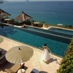 Molly Chiang Instagram – @Amankila in Bali is simply paradise! 🦋🩵🤍 #Amankila #AmanResorts #AmanAdventures #Amanfoodie #AmanWellness #TheSpiritofAman
–
還是要有平面美照吧？🥹🤍🩵
對吧🤣
誰是剛剛在廣播區有幫我選封面的？
你們選的是現在這張嗎😆

通常事先知道出國要去的地點之前
一定要先找到能夠符合當地景點的服裝😂

抵達Amankila 之前研究了這裡整體的建築色系風格
重頭戲的泳池讓我第一時間決定要準備白色洋裝🤭
藍色泳池配上蔚藍海岸跟天空
Amankila 的泳池建築設計主要又以自然色系為主
如淺褐色、米白色和淺灰色等等…
這些色彩跟峇里島的自然環境相融合
營造出一種融洽和諧的氛圍
我自己覺得大家日後有機會來的話
穿白色、米色系都蠻適合在這個泳池拍🤍

至於這個泳池什麼時間點拍光線最對？
就是大概上午九點到中午前拍為最最佳
光線這個時候都會照到整個泳池
大家來的話可以吃完早餐直接來拍最好看
一張好看的照片光線真的很重要
所以每次到一個地方或飯店的時候
我都會先打開指南針App看方位看光的位置😂
就可以安排好要什麼時間點拍什麼地方了🫶🏾

明天要來分享 @Amankila 很厲害的一個行程😏
敬請期待🫶🏾