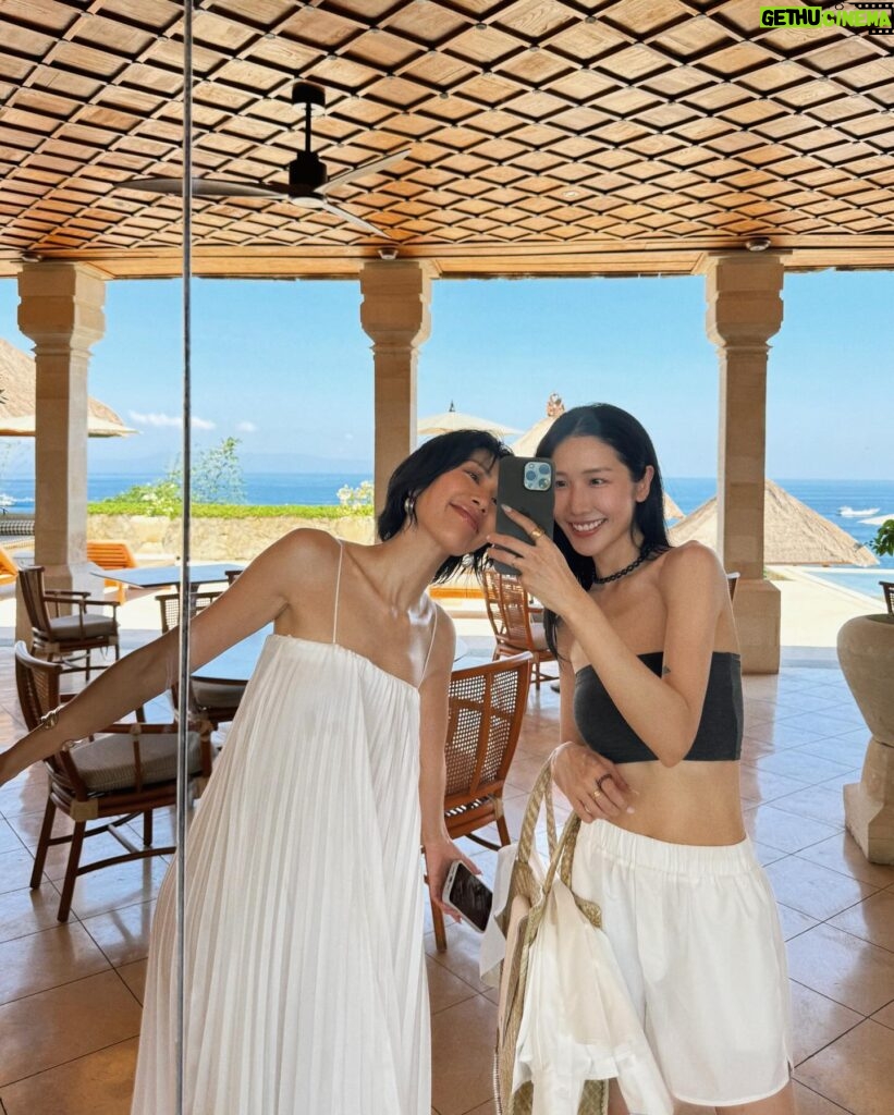 Molly Chiang Instagram - @Amankila in Bali is simply paradise! 🦋🩵🤍 #Amankila #AmanResorts #AmanAdventures #Amanfoodie #AmanWellness #TheSpiritofAman - 還是要有平面美照吧？🥹🤍🩵 對吧🤣 誰是剛剛在廣播區有幫我選封面的？ 你們選的是現在這張嗎😆 通常事先知道出國要去的地點之前 一定要先找到能夠符合當地景點的服裝😂 抵達Amankila 之前研究了這裡整體的建築色系風格 重頭戲的泳池讓我第一時間決定要準備白色洋裝🤭 藍色泳池配上蔚藍海岸跟天空 Amankila 的泳池建築設計主要又以自然色系為主 如淺褐色、米白色和淺灰色等等… 這些色彩跟峇里島的自然環境相融合 營造出一種融洽和諧的氛圍 我自己覺得大家日後有機會來的話 穿白色、米色系都蠻適合在這個泳池拍🤍 至於這個泳池什麼時間點拍光線最對？ 就是大概上午九點到中午前拍為最最佳 光線這個時候都會照到整個泳池 大家來的話可以吃完早餐直接來拍最好看 一張好看的照片光線真的很重要 所以每次到一個地方或飯店的時候 我都會先打開指南針App看方位看光的位置😂 就可以安排好要什麼時間點拍什麼地方了🫶🏾 明天要來分享 @Amankila 很厲害的一個行程😏 敬請期待🫶🏾