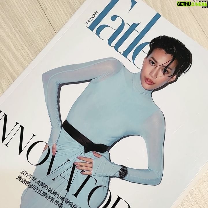 Molly Chiang Instagram - I'm truly humbled and filled with gratitude for the opportunity to be on the cover of @tatlertaiwan magazine. The entire experience was nothing short of extraordinary, and I want to express my heartfelt appreciation to the remarkable Tatler team. Their unwavering dedication and meticulous planning allowed me to authentically shine on this cover! Their recognition has touched me deeply, fueling my determination to strive even harder in the days ahead. My commitment to personal growth and success remains unwavering, and I feel immensely privileged to be acknowledged in such a profound manner. Thank you @tatlertaiwan 🩵 - 各位莫寶！！！ 我登上了Tatler雜誌六月號封面人物🥹🩵（尖叫聲） 往左滑內頁照還是我喔🤣 戴了橘色假髮怕大家想說這誰啊？威～ （有沒有發現有一張有彩蛋角色入鏡😂） Tatler 雜誌一直以來都分享著多元化、最新的時尚和文化潮流 也是具有高度社交能力的一本雜誌 現在終於有榮幸成為了這本雜誌的封面人物 也是對我的一份肯定🙏🏽 更不會忘記這次的封面拍攝Tatler雜誌是多麼用心在企劃整個拍攝 不只是在棚內大片 也特別邀請我們家廖大姐一同入鏡跟我拍一組🤣 而且是在我們的AHA辦公室拍的 這也是我跟廖亨力第一次一起拍雜誌照片💁🏻‍♀️ 廖大姐表示非常害羞 當場他差不多快要焦慮死🌚🤣 很感謝Tatler雜誌這次認真的規劃 除了讓我有機會成為封面人物 也很走心的專訪我與廖亨力、整個團隊 在專訪過程也回憶起這六年的種種回憶 我跟廖亨力坐在新辦公事拍照時 我們看著對方笑著說 你有想過六年前我們只有兩個人 然後只租了一間咖啡廳地下室變成臨時工作室 只有一張小桌子、一台電腦 我跟亨力再加一位當時的助理 就這樣開始一路奮鬥 六年後我們在一棟三層樓的辦公室在這個地方一起拍雜誌🥹 一路走來這些日子有風光也有風雨 但幸運的是不論成功或失敗 我都有一群在低潮時撐著我、開心時與我一起歡笑的團隊們 更有莫寶願意支持著我們 所有今日的成績沒有整個團隊、沒有你們大家就不會完美 我們彼此缺一不可 期許能夠繼續做到自己心中所有目標 也希望未來能夠跟團隊們繼續帶給大家更多作品🩵 再次感謝 @tatlertaiwan 台灣🥹🙏🏽 莫寶這組照片你們喜歡哪一張？ 來分享囉🥰 攝影 /Troy Wang @troy_wa_ng 採訪 /June Howell @miaochunjune 文字 /June Howell @miaochunjune 造型 /Mark Jen Hsu @markjenhsu 髮型/Miley Shen @miley_shen 化妝 /Sting Hsieh @stinghsieh