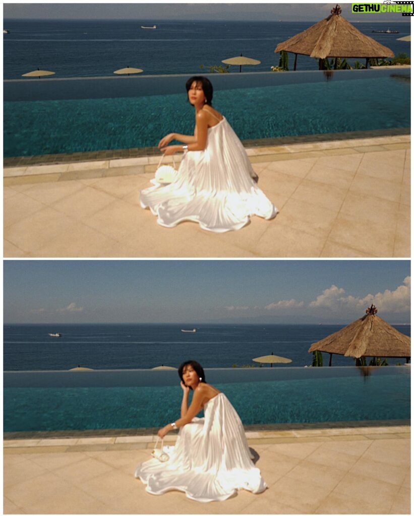 Molly Chiang Instagram - @Amankila in Bali is simply paradise! 🦋🩵🤍 #Amankila #AmanResorts #AmanAdventures #Amanfoodie #AmanWellness #TheSpiritofAman - 還是要有平面美照吧？🥹🤍🩵 對吧🤣 誰是剛剛在廣播區有幫我選封面的？ 你們選的是現在這張嗎😆 通常事先知道出國要去的地點之前 一定要先找到能夠符合當地景點的服裝😂 抵達Amankila 之前研究了這裡整體的建築色系風格 重頭戲的泳池讓我第一時間決定要準備白色洋裝🤭 藍色泳池配上蔚藍海岸跟天空 Amankila 的泳池建築設計主要又以自然色系為主 如淺褐色、米白色和淺灰色等等… 這些色彩跟峇里島的自然環境相融合 營造出一種融洽和諧的氛圍 我自己覺得大家日後有機會來的話 穿白色、米色系都蠻適合在這個泳池拍🤍 至於這個泳池什麼時間點拍光線最對？ 就是大概上午九點到中午前拍為最最佳 光線這個時候都會照到整個泳池 大家來的話可以吃完早餐直接來拍最好看 一張好看的照片光線真的很重要 所以每次到一個地方或飯店的時候 我都會先打開指南針App看方位看光的位置😂 就可以安排好要什麼時間點拍什麼地方了🫶🏾 明天要來分享 @Amankila 很厲害的一個行程😏 敬請期待🫶🏾