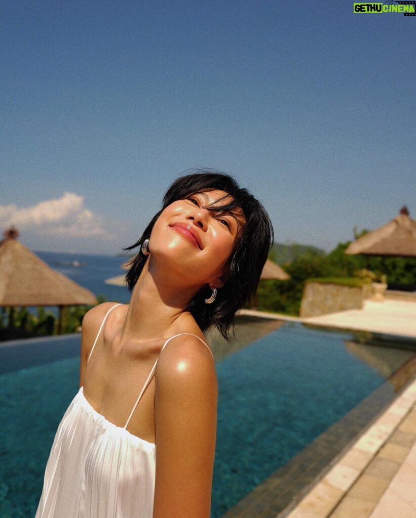Molly Chiang Instagram - @Amankila in Bali is simply paradise! 🦋🩵🤍 #Amankila #AmanResorts #AmanAdventures #Amanfoodie #AmanWellness #TheSpiritofAman - 還是要有平面美照吧？🥹🤍🩵 對吧🤣 誰是剛剛在廣播區有幫我選封面的？ 你們選的是現在這張嗎😆 通常事先知道出國要去的地點之前 一定要先找到能夠符合當地景點的服裝😂 抵達Amankila 之前研究了這裡整體的建築色系風格 重頭戲的泳池讓我第一時間決定要準備白色洋裝🤭 藍色泳池配上蔚藍海岸跟天空 Amankila 的泳池建築設計主要又以自然色系為主 如淺褐色、米白色和淺灰色等等… 這些色彩跟峇里島的自然環境相融合 營造出一種融洽和諧的氛圍 我自己覺得大家日後有機會來的話 穿白色、米色系都蠻適合在這個泳池拍🤍 至於這個泳池什麼時間點拍光線最對？ 就是大概上午九點到中午前拍為最最佳 光線這個時候都會照到整個泳池 大家來的話可以吃完早餐直接來拍最好看 一張好看的照片光線真的很重要 所以每次到一個地方或飯店的時候 我都會先打開指南針App看方位看光的位置😂 就可以安排好要什麼時間點拍什麼地方了🫶🏾 明天要來分享 @Amankila 很厲害的一個行程😏 敬請期待🫶🏾