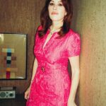Molly Ringwald Instagram - what a QUEEN 👑💖👛💅🏻 @mollyringwald styling by @andrewgelwicks makeup by @lisaaharon hair by @xaviervelasquez #mollyringwald @latenightseth #feudfx #35mm