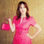 Molly Ringwald Instagram - what a QUEEN 👑💖👛💅🏻 @mollyringwald styling by @andrewgelwicks makeup by @lisaaharon hair by @xaviervelasquez #mollyringwald @latenightseth #feudfx #35mm