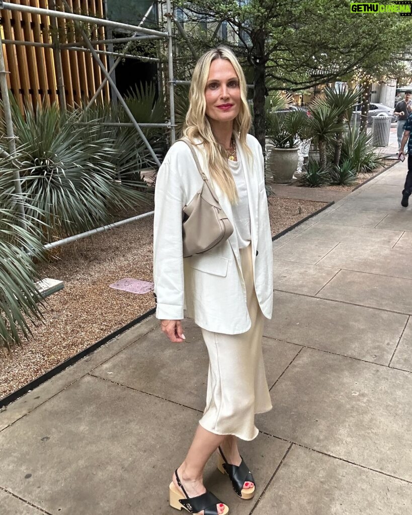 Molly Sims Instagram - LA to Austin back to LA in 24 hours🤪 @dearmediastudio IRL, you were so good. Now back for some more @lipstickontherim recordings with my bestie 😉🎙️