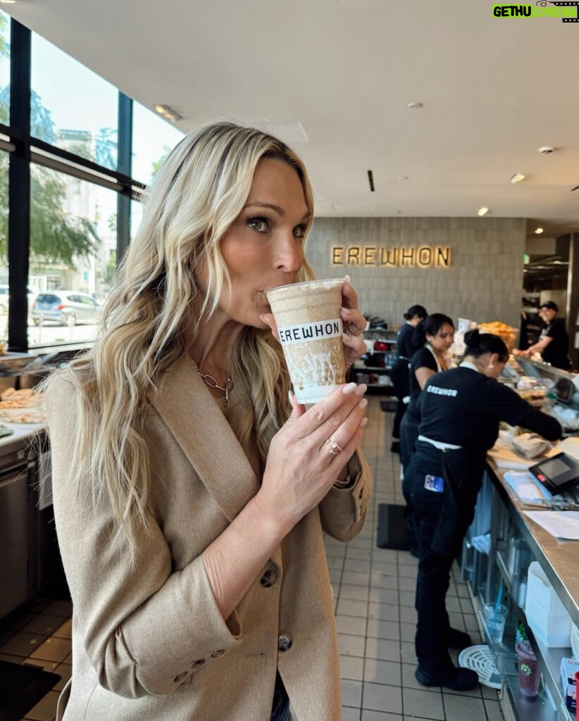 Molly Sims Instagram - A year and a half in the making… my Beauty Elixir Smoothie has officially LAUNCHED at @erewhon throughout the month of April and I could SCREAM😍 Trust me, your skin has been craving this 😉 It’s for the unstoppable, on-the-go hustlers, the moms performing miracles before breakfast, and anyone in between that just needs a pick-me-up with SKIN-LOVING ingredients that mirror the intentionality behind every @ysebeauty product. I can’t wait for you all to try it!! And if you aren’t in LA… we’ve got the full ingredient list for you to make it at home! 😏 INGREDIENTS ✨ MALK Organic Unsweetened Almond Milk @malkorganics ✨ MIKUNA Chocho Superfood Protein @mikunafoods ✨ Zuma Valley Coconut Whip @zumavalley ✨ Organic Almond Butter, Banana, Chia, Dates ✨ Organic Sea Moss, Lucuma, Tocos, Maca ✨ Organic Cinnamon, Sea Salt A portion of proceeds will be donated to @baby2baby which has been an extremely important nonprofit to me for years that provides children living in poverty with basic necessities ❤️