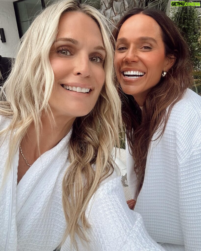 Molly Sims Instagram - The last 24 hours in a nutshell ❤️✨💄 • dinner with @glossyco 💋 @kvillatorowarman @sheena @shaunneff • shooting something new and exciting for @ysebeauty with my bestie @marykitchen 🤫 (also… everyone needs a Trevor, IYKYK) • Celebrating my girl Darcy (love you boo ❤️ @darcycobb ) • Our episode airing with @drthaisaliabadi and @haneyofficial on the breast cancer risk calculator… one of my favorite and most important episodes of @lipstickontherim to date 🙏🏼 • Frankie and Scar asking me if they can have a sleepover… it worked 🤪 • Me… dead (someone get me a vacay)