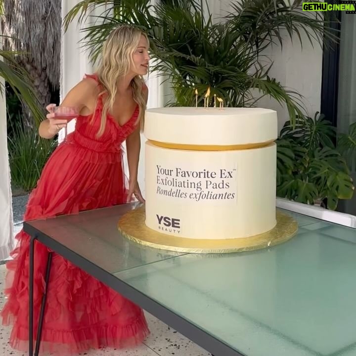 Molly Sims Instagram - Hey everyone, it’s @ysebeauty ‘s birthday 😉 • 4 Years since my manager @nksolaka & @kkreuzy and I came up with the crazy idea for me to start a beauty company • 3 Years since starting to work on product formulation • 2 Years since we got clinicals and saw that this thing is ACTUALLY going to work • 1 Year since we’ve been able to share @ysebeauty with you all. While for you all, YSE has only been one year old. For me it’s been a crazy, wild idea of mine for almost 5. It’s consisted of many long nights, many days going back and forth on products until we make it perfect for you all, and SO many Paloma’s 😜 what makes the chaos of starting your own company worth it - is YOU. Because of you, not only do we have beautiful products, but we have a beautiful community. Being surrounded by women uplifting women is really the root behind why I did it all. All of your guys comments, DMs (yes I read them all 😉), and before/afters… make me truly the happiest. Now, with 365 days behind us, all I can say is, we’re just getting started 😏 and it’s about to be good… like REALLY fricken good. 💋 and yes… my team turned our Best Seller into massive cake for me
