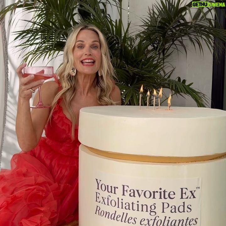 Molly Sims Instagram - Hey everyone, it’s @ysebeauty ‘s birthday 😉 • 4 Years since my manager @nksolaka & @kkreuzy and I came up with the crazy idea for me to start a beauty company • 3 Years since starting to work on product formulation • 2 Years since we got clinicals and saw that this thing is ACTUALLY going to work • 1 Year since we’ve been able to share @ysebeauty with you all. While for you all, YSE has only been one year old. For me it’s been a crazy, wild idea of mine for almost 5. It’s consisted of many long nights, many days going back and forth on products until we make it perfect for you all, and SO many Paloma’s 😜 what makes the chaos of starting your own company worth it - is YOU. Because of you, not only do we have beautiful products, but we have a beautiful community. Being surrounded by women uplifting women is really the root behind why I did it all. All of your guys comments, DMs (yes I read them all 😉), and before/afters… make me truly the happiest. Now, with 365 days behind us, all I can say is, we’re just getting started 😏 and it’s about to be good… like REALLY fricken good. 💋 and yes… my team turned our Best Seller into massive cake for me