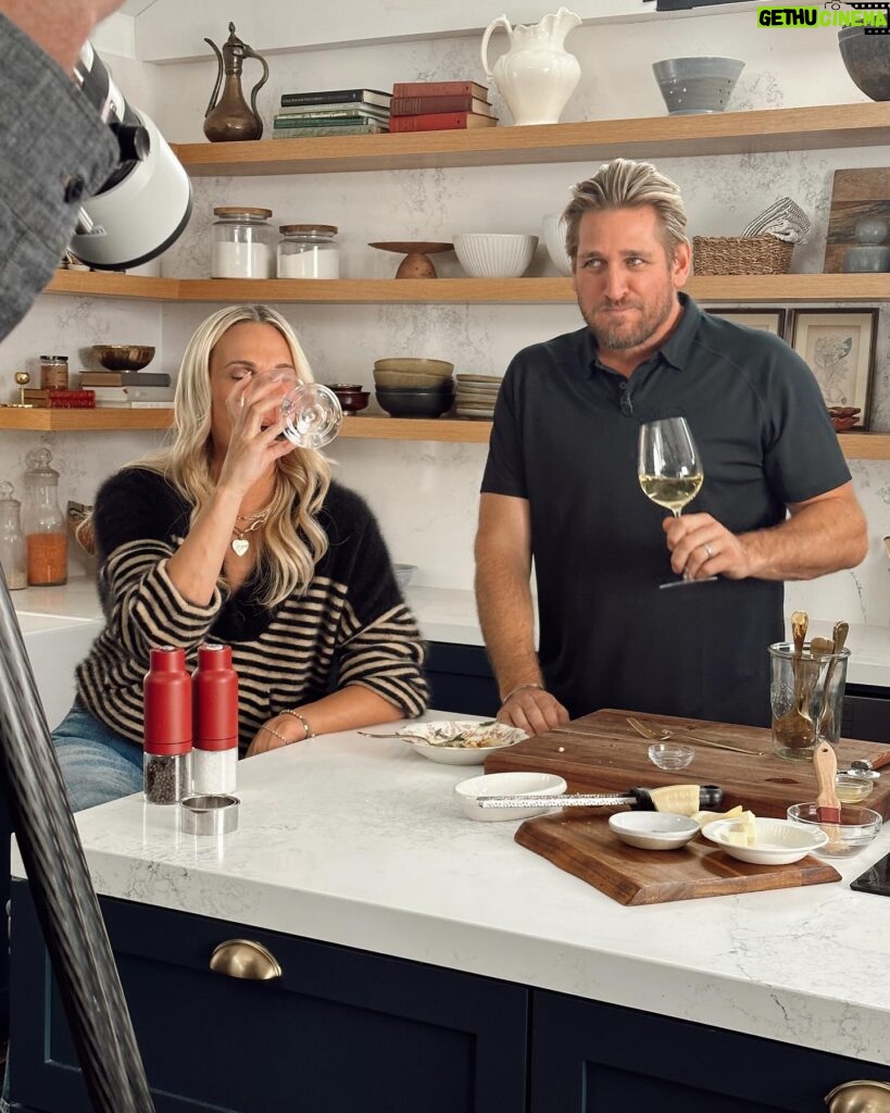 Molly Sims Instagram - @curtisstone is my new chef husband after this episode 😜 we cooked steak, blind tasted wine (I won btw 😏) and he actually made me LIKE duck. Curtis, you are amazing and this interview and day was so much fun. Go check it out at link in bio ❤️