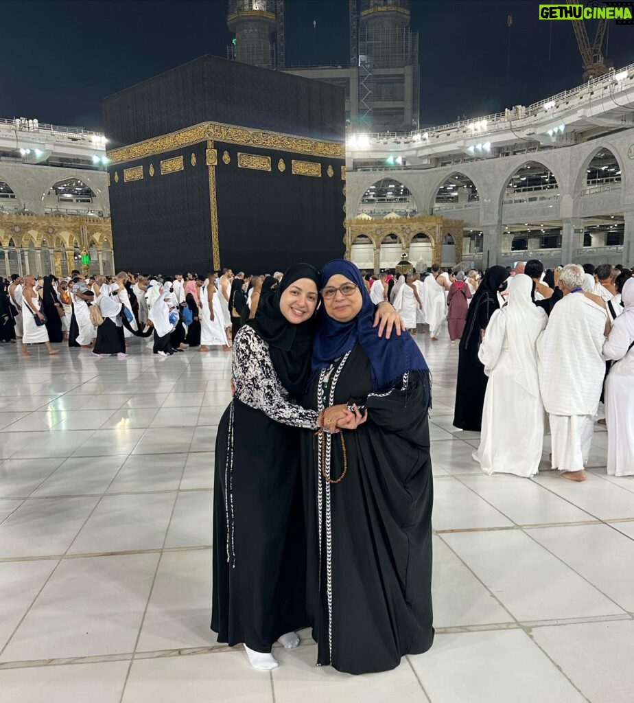 Mona Farouk Instagram - الحمدلله رب العالمين 🤲🏻 من احلي مكان في الدنيا 🕋 مع احلي وحده في الدنيا ماما حبيبتي بحبك يارب يطول في عمرك ويشفيكي ويعافيكي ويديكي الصحة وديما راضيه عني و ربنا يقدرني اسعدك وافرح قلبك طول عمري وياخد من عمري ويزيدك 🤍 #عمره_مقبوله بإذن الله 🤲🏻