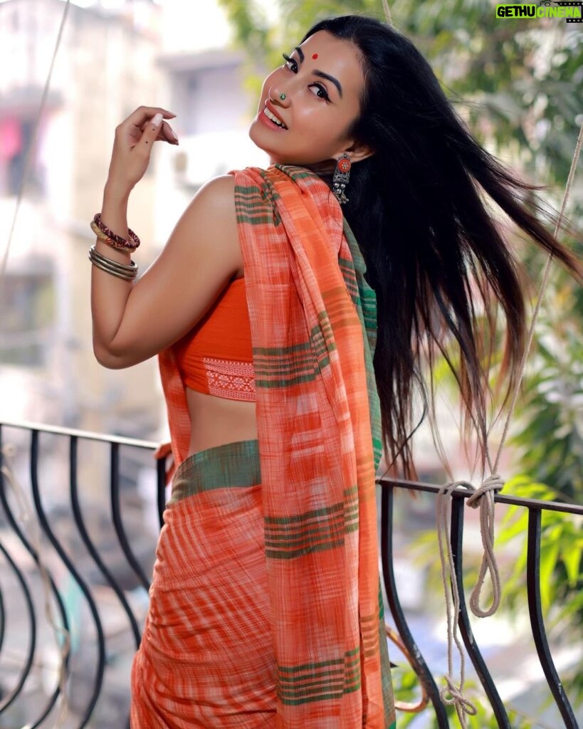 Monami Ghosh Instagram - ফাগুনে হাওয়া…, Wardrobe, mkup n hair by #Momis