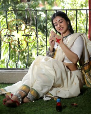 Monami Ghosh Instagram - Wardrobe by @monami_ghosh  উথালি পাথালি মনে আলতা কোণে!
