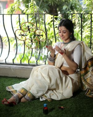 Monami Ghosh Instagram - Wardrobe by @monami_ghosh  উথালি পাথালি মনে আলতা কোণে!