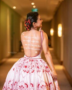 Monami Ghosh Instagram - অস্ফুট সেই না বলা কথা 
মনের আবেগের হারানো ব্যাথা,
আঁকে আর লিখে শোক গাঁথা 
কত স্বপ্ন দিয়ে বোনে,নকশি কাঁথা। - ইব্রাহিমআরাফাত

Concept ,Idea, styling by @monami_ghosh 

Executed by :
@neelsaha_styled_by_blue 
@sunetra__paul 
@sandip_nag 
Photo by @sayantan_dutta_photography 
Butterfly earring by @aadikara 
@filmfare 2024