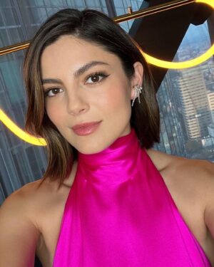 Monica Barbaro Instagram - Of course I had to wear rosa mexicano for the At Midnight premiere 🇲🇽💕

watch it on @paramountplus !