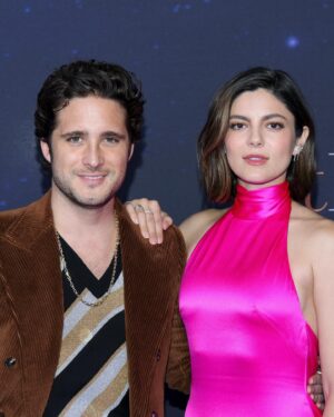 Monica Barbaro Instagram - Of course I had to wear rosa mexicano for the At Midnight premiere 🇲🇽💕

watch it on @paramountplus !