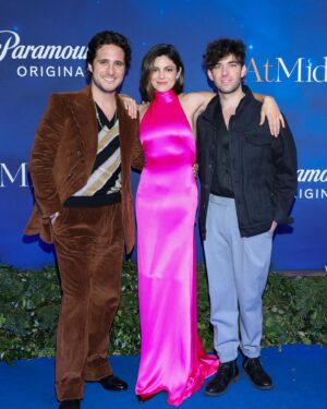 Monica Barbaro Instagram - Of course I had to wear rosa mexicano for the At Midnight premiere 🇲🇽💕

watch it on @paramountplus !
