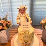 Monick Camargo Instagram - SAFARI da girafinha Mariam!! Em comemoração aos 3 meses do SORRISO mais sincero, e o amor maior do mundo que já tive. Te amo filha! Toda honra e glória a Deus. Obrigada Deus, por ser mãe dessa princesa. 🤍🦒 . Decor @youwish_decor Doces @docesfrancielly Adesivos @barneyfoz