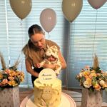 Monick Camargo Instagram - SAFARI da girafinha Mariam!! Em comemoração aos 3 meses do SORRISO mais sincero, e o amor maior do mundo que já tive. Te amo filha! Toda honra e glória a Deus. Obrigada Deus, por ser mãe dessa princesa. 🤍🦒 . Decor @youwish_decor Doces @docesfrancielly Adesivos @barneyfoz