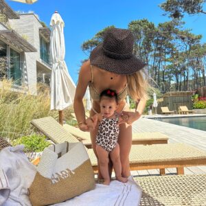 Monick Camargo Instagram - Últimos dias de FÉRIAS…
A QUEEN  Mariam , já ama o verão ! 

☀️🤍👑🌸🌊🐚🧜‍♀️