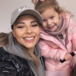Monika Bagárová Instagram - Moje malá školkačka ♥️ Dlouho jsem se rozhodovala, čekala na ten správný čas. Nechtěla jsem aby plakala, vím ze to k tomu často patří a rodice nemají jinou možnost než děti do školky dat, aby mohli do práce 🙏🏽 A Vetsinou jsou dětičky po ochodu rodicu za 5 minut vysmaté a spokojené🤗. U nás je to trochu jinak, svoji práci si dokážu maximálně přizpůsobit Rumince, ale citila jsem, ze už potřebuje kolektiv děti, rezim a hrát si se svými vrstevníky.🐣Nejnáročnější je vstáváni někdy ji budim 40 minut 🤣 O půl 9 chodi spinkat ale když po skolce usne na 3 hodiny tak jako včera tak večer usne ve 22:30 🙈 Co mám dělat když odpoledne place, ze chce spinkat ? Jak to jde u vas? Jak dlouho vám trvalo si na vstavani a vse kolem zvyknout? Joooo a jinak ve skolce je moc stastna, spokojena 😍🥳