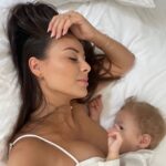 Monika Bagárová Instagram - Byl to krásný čas 💕 Pro někoho možná příliš dlouhý, pro nás přesně tak dlouhý jak měl být. Kojení považuji za jedno z nejkrásnějších období i přesto, že obnáší své 🙏🏽💕První dny byly uplakané, nebudu lhát i mě ukápla slza.Cítila jsem ale, že je ten pravý čas skončit, teď když to cítím já, né když to cítí ostatní kolem mě nebo kolem nás.🙏🏽 Hodně štěstí všem z vás, které to právě teď taky řeší nebo se teprve chystáte , přeji hodně trpělivosti, klidu. Je to velká věc ne jen pro nás ale hlavně pro ty naše lásky.Byl to jejich přístav pocitů bezpečí, lásky, uklidnění a taky přece te největší dobroty na světě ☺️🥹💕 #mojevysnena