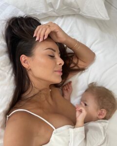 Monika Bagárová Instagram - Byl to krásný čas 💕 Pro někoho možná příliš dlouhý, pro nás přesně tak dlouhý jak měl být. Kojení považuji za jedno z nejkrásnějších období i přesto, že obnáší své 🙏🏽💕První dny byly uplakané, nebudu lhát i mě ukápla slza.Cítila jsem ale, že je ten pravý čas skončit, teď když to cítím já, né když to cítí ostatní kolem mě nebo kolem nás.🙏🏽 Hodně štěstí všem z vás, které to právě teď taky řeší nebo se teprve chystáte , přeji hodně trpělivosti, klidu. Je to velká věc ne jen pro nás ale hlavně pro ty naše lásky.Byl to jejich přístav pocitů bezpečí, lásky, uklidnění a taky přece te největší dobroty na světě ☺️🥹💕 #mojevysnena