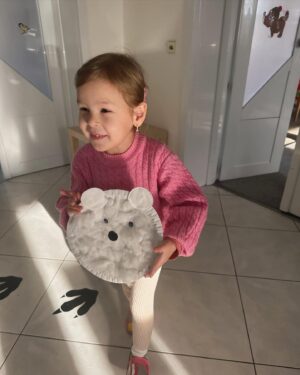 Monika Bagárová Instagram - Moje malá školkačka ♥️ Dlouho jsem se rozhodovala, čekala na ten správný čas. Nechtěla jsem aby plakala, vím ze to k tomu často patří a rodice nemají jinou možnost než děti do školky dat, aby mohli do práce 🙏🏽 A Vetsinou jsou dětičky po ochodu rodicu za 5 minut vysmaté a spokojené🤗. U  nás je to trochu jinak, svoji práci si dokážu maximálně přizpůsobit Rumince, ale citila jsem, ze už potřebuje kolektiv děti, rezim a hrát si se svými vrstevníky.🐣Nejnáročnější je vstáváni někdy ji budim 40 minut 🤣 O půl 9 chodi spinkat ale když po skolce usne na 3 hodiny tak jako včera tak večer usne ve 22:30 🙈 Co mám dělat když odpoledne place, ze chce spinkat ? Jak to jde u vas? Jak dlouho vám trvalo si na vstavani a vse kolem zvyknout? Joooo a jinak ve skolce je moc stastna, spokojena 😍🥳