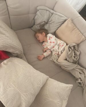 Monika Bagárová Instagram - Moje malá školkačka ♥️ Dlouho jsem se rozhodovala, čekala na ten správný čas. Nechtěla jsem aby plakala, vím ze to k tomu často patří a rodice nemají jinou možnost než děti do školky dat, aby mohli do práce 🙏🏽 A Vetsinou jsou dětičky po ochodu rodicu za 5 minut vysmaté a spokojené🤗. U  nás je to trochu jinak, svoji práci si dokážu maximálně přizpůsobit Rumince, ale citila jsem, ze už potřebuje kolektiv děti, rezim a hrát si se svými vrstevníky.🐣Nejnáročnější je vstáváni někdy ji budim 40 minut 🤣 O půl 9 chodi spinkat ale když po skolce usne na 3 hodiny tak jako včera tak večer usne ve 22:30 🙈 Co mám dělat když odpoledne place, ze chce spinkat ? Jak to jde u vas? Jak dlouho vám trvalo si na vstavani a vse kolem zvyknout? Joooo a jinak ve skolce je moc stastna, spokojena 😍🥳