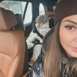 Monika Bagárová Instagram - Moje malá školkačka ♥️ Dlouho jsem se rozhodovala, čekala na ten správný čas. Nechtěla jsem aby plakala, vím ze to k tomu často patří a rodice nemají jinou možnost než děti do školky dat, aby mohli do práce 🙏🏽 A Vetsinou jsou dětičky po ochodu rodicu za 5 minut vysmaté a spokojené🤗. U nás je to trochu jinak, svoji práci si dokážu maximálně přizpůsobit Rumince, ale citila jsem, ze už potřebuje kolektiv děti, rezim a hrát si se svými vrstevníky.🐣Nejnáročnější je vstáváni někdy ji budim 40 minut 🤣 O půl 9 chodi spinkat ale když po skolce usne na 3 hodiny tak jako včera tak večer usne ve 22:30 🙈 Co mám dělat když odpoledne place, ze chce spinkat ? Jak to jde u vas? Jak dlouho vám trvalo si na vstavani a vse kolem zvyknout? Joooo a jinak ve skolce je moc stastna, spokojena 😍🥳