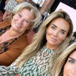 Monique Westenberg Instagram - Vandaag is mijn lieve mama jarig. Ik besef me iedere keer weer hoe dankbaar ik mag zijn dat ik haar nog in mijn leven heb. Nog dankbaarder ben ik dat zij zo positief en liefdevol in het leven staat. Door haar ben ik zo sterk en door haar zie ik alles altijd van de positieve kant. Zij is mijn onbewuste lerares. Want waar ik vroeger wel eens dacht ‘jaja, heb je haar weer’ ben ik nu blij met wat ik heb meegekregen. Ook zonder woorden heeft zij mij laten zien wat kracht en liefde is. Daardoor sta ik waar ik nu sta. In liefde en rust. Dankjewel mama ❤️