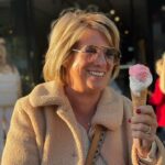 Monique Westenberg Instagram - Vandaag is mijn lieve mama jarig. Ik besef me iedere keer weer hoe dankbaar ik mag zijn dat ik haar nog in mijn leven heb. Nog dankbaarder ben ik dat zij zo positief en liefdevol in het leven staat. Door haar ben ik zo sterk en door haar zie ik alles altijd van de positieve kant. Zij is mijn onbewuste lerares. Want waar ik vroeger wel eens dacht ‘jaja, heb je haar weer’ ben ik nu blij met wat ik heb meegekregen. Ook zonder woorden heeft zij mij laten zien wat kracht en liefde is. Daardoor sta ik waar ik nu sta. In liefde en rust. Dankjewel mama ❤️