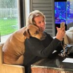 Monique Westenberg Instagram - Vandaag is mijn lieve mama jarig. Ik besef me iedere keer weer hoe dankbaar ik mag zijn dat ik haar nog in mijn leven heb. Nog dankbaarder ben ik dat zij zo positief en liefdevol in het leven staat. Door haar ben ik zo sterk en door haar zie ik alles altijd van de positieve kant. Zij is mijn onbewuste lerares. Want waar ik vroeger wel eens dacht ‘jaja, heb je haar weer’ ben ik nu blij met wat ik heb meegekregen. Ook zonder woorden heeft zij mij laten zien wat kracht en liefde is. Daardoor sta ik waar ik nu sta. In liefde en rust. Dankjewel mama ❤️