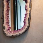 Monique Westenberg Instagram – Favoriete plekjes in huis 
 
✨ Dit is een beetje mijn spirituele tafeltje, hierop liggen kleine kristallen die ik heb gekregen en ik vind het lekker om af en toe een wierookje aan te steken. Met de sali en Palo Santo ‘reinig’ ik het huis zo nu en dan.
✨ Deze Amethist spiegel is één van de mooiste accessoires die ik thuis heb. Zo heb ik nog veel meer mooie items van @reyenrocks, maar deze is het meest bijzonder.
✨ In deze kast heb ik boeken en accessoires staan van plaatsen en plekken waar ik ooit geweest ben en een boek van mijn idool MJ! 
✨ Deze sidetable staat in de slaapkamer en hierop staat de urn van Dunya, samen met een mooi kistje waarin ik dierbare spulletjes van haar bewaar. Twee mooie veren die we hebben gevonden van een Zwaan en Flamingo en de Moon kalender waarop iedere ochtend een nieuwe mooie boodschap staat.

Ik ben benieuwd naar jullie favoriete plekjes in huis!
