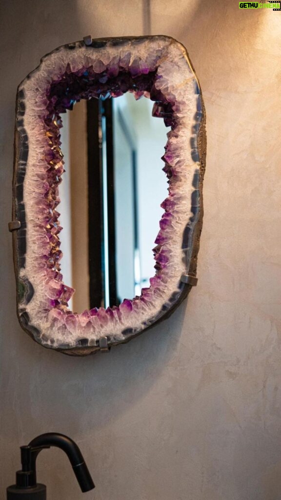 Monique Westenberg Instagram - Favoriete plekjes in huis ✨ Dit is een beetje mijn spirituele tafeltje, hierop liggen kleine kristallen die ik heb gekregen en ik vind het lekker om af en toe een wierookje aan te steken. Met de sali en Palo Santo ‘reinig’ ik het huis zo nu en dan. ✨ Deze Amethist spiegel is één van de mooiste accessoires die ik thuis heb. Zo heb ik nog veel meer mooie items van @reyenrocks, maar deze is het meest bijzonder. ✨ In deze kast heb ik boeken en accessoires staan van plaatsen en plekken waar ik ooit geweest ben en een boek van mijn idool MJ! ✨ Deze sidetable staat in de slaapkamer en hierop staat de urn van Dunya, samen met een mooi kistje waarin ik dierbare spulletjes van haar bewaar. Twee mooie veren die we hebben gevonden van een Zwaan en Flamingo en de Moon kalender waarop iedere ochtend een nieuwe mooie boodschap staat. Ik ben benieuwd naar jullie favoriete plekjes in huis!