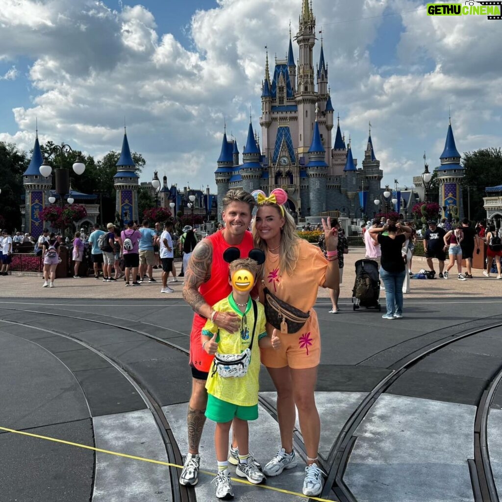 Monique Westenberg Instagram - MAGIC KINGDOM🪄 wat blijft het toch altijd magisch om hier te zijn. Naast de parade en de attracties hebben we natuurlijk ook weer veel gegeten. André had op TikTok wat ideeën gezien en dat moesten we uitproberen. Bij terugkomst in het hotel stond er ook weer wat lekkers op ons te wachten. We komen tonnetje rond terug straks, maar dat maken we de aankomende maanden wel weer goed. #magickingdom #disneyworld