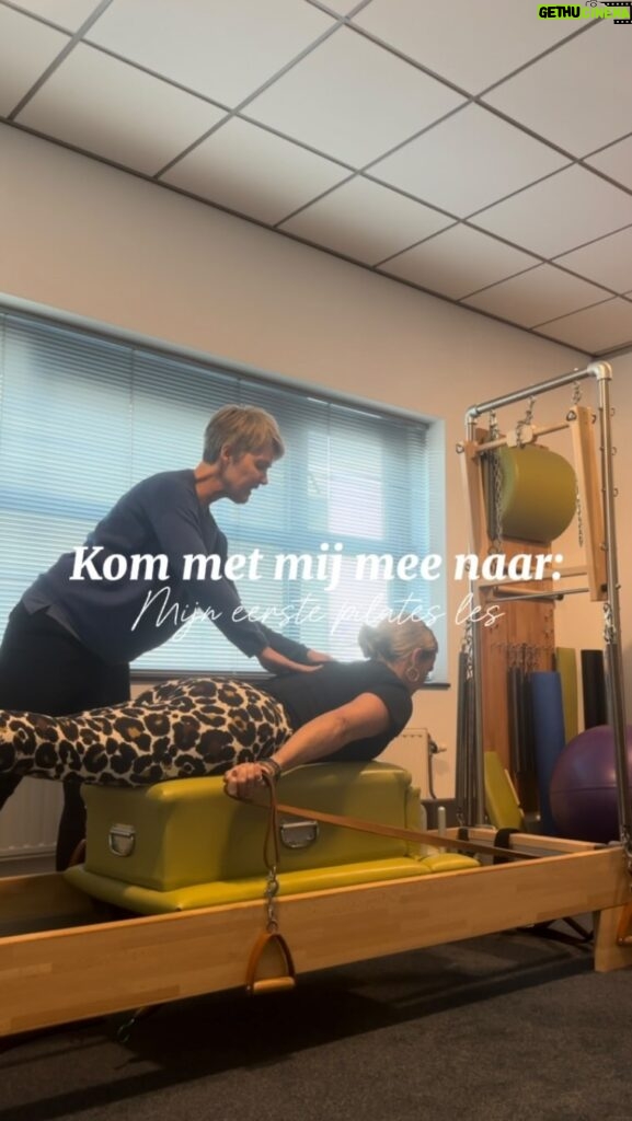 Monique Westenberg Instagram - Ik was al maanden nieuwsgierig naar Pilates En iedere keer zei ik tegen mezelf dat ik zou gaan beginnen. Eerst heel veel gezocht naar een Pilates school die me aansprak en daar ging ik. Mijn eerste les. Ik wist niet wat ik kon verwachten dus had ik om te beginnen een privé lesje geboekt. Ik voelde me een houten hark, terwijl ik behoorlijk flexibel ben. Maar al die nieuwe oefeningen en technieken waren even wennen. Vooral omdat ik moest nadenken wat er tegen me gezegd werd en m’n lichaam dat niet vanzelfsprekend deed. Maar ik vond het leuk en zeker interessant om in verder te gaan.