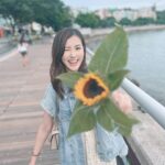 Moon Lau Instagram - 🌻說要有被討厭的勇氣前 不妨鍛煉自己 要有不解釋的決心 並非每個人都有義務了解你 體諒你 倒不如自己了解自己 自己體諒自己 放下硬是要討好別人的清白感 離開令你卑躬屈膝的人和事 當你愈 耿耿於懷 耿嘛 你會發現 到頭來發燙的就只有你的耳朵 事來心應 事去心止 人亦然 動不動就說世界很殘酷 殘酷的是你以為世界有感情罷了 說一句 生活不會變好 變得更好的 是你自己！ 專注自己 來得更有意義 Bag by @strathberry Accessories by @angeladetarot