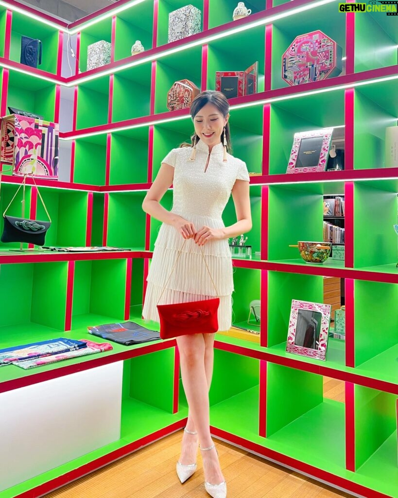 Moon Lau Instagram - 感謝上海灘的邀請 @shanghaitang 很榮幸參與《宋懷桂：藝術先鋒與時尚教母》的開幕♥️ 好開心可以穿上這件優雅知性的服裝在M 行show，傳統旗袍與時尚裙子的結合，展示出女性閃耀✨而獨特的美態。 突然想起 紅色和綠色，是對比， 亦是互補。 Courtesy of M Photographer: @mformc @michaelcwchiu Fashion Styling: @vicovicvic Hair & Makeup: @melodychiumakeup @mrkingyip Wardrobe from @shanghaitang @mplusmuseumshop @mplusmuseum @westkowloon #shanghaitang #上海滩 #akeLifeAParty #將人生變成一場盛宴 #mperialTailoring #MPlusMuseum #mplus博物館 #MadameSong #宋懷桂