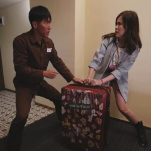 Moon Lau Instagram - 喺佢隔離，永遠都係再白兩度😂 @cheungwinghong 所以燈光師好多時都唔知就佢定就我好🤣🤣🤣 丫呢幾日好多人問：上輯你(尤麗)唔係死咗㗎咩？點解返生嘅？假死呀？雙胞胎妹妹返嚟報仇？😱 嘻嘻嘻嘻，邊有咁簡單🤭🤭 總之呢，有3個tips:🤩 1. 尤麗真係死咗，但精神長存，如果掛住佢可以睇返第一季😂 2. 一定唔係孖生呀妹咁老土😏 3. 睇已發布嘅劇照，你覺得造型比你係咩感覺/性格？ 請大家盡情發揮想像力，我都好想知你哋嘅創意小天地😂😂🤩🤩 留言見♥️♥️♥️