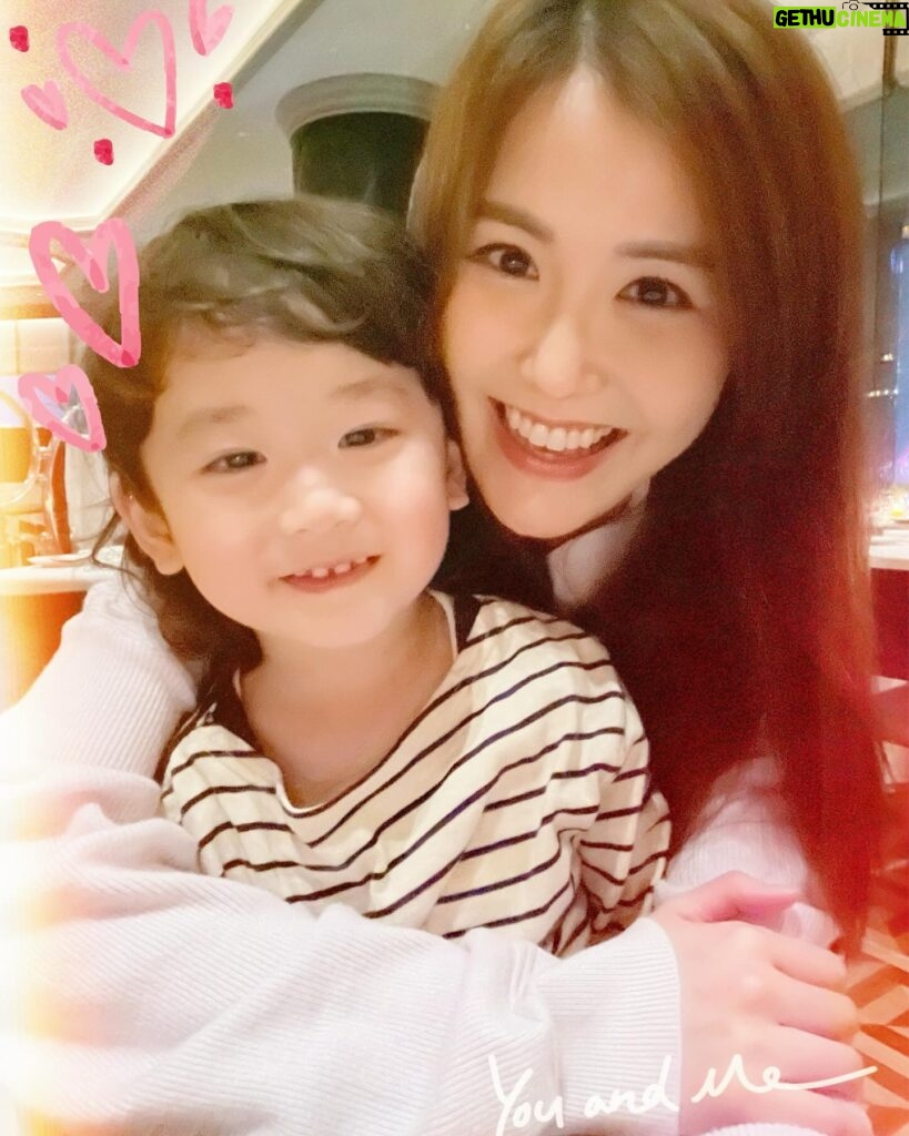 Moon Lau Instagram - 呢個小寶寶真係甜到爆炸♥️ 每次見面都玩得好開心，太可愛啦救命呀😍😍😍 @joelshanchung grandpa要食多啲飯呀，唔可以比佢唔記得阿moon姐姐㗎🤩🤩🤩😂😂😂