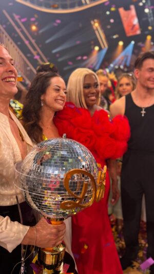 Motsi Mabuse Instagram - Absolute Bombastic ❤️❤️❤️Finale war einfach unglaublich! Ein riesiges Glückwunsch an @gabrielkelly_official & @malikadzumaev Ihr wart Hammer , aber in meinen Augen sind alle, Finalisten  Sieger. Es war eine Saison voller Leidenschaft, harter Arbeit und unvergesslicher Momente. 

@letsdance ist weit mehr als nur eine Tanzshow. Es ist eine Reise voller Emotionen, Herausforderungen und persönlicher Entwicklungen. Jede Woche sehen wir, wie Menschen über sich hinauswachsen, Ängste überwinden und ihre Komfortzonen verlassen. Es geht nicht nur um Schritte und Technik, sondern um Herz, Seele und den Mut, sich verletzlich zu zeigen. Diese Show verbindet Menschen, erzählt Geschichten und schafft unvergessliche Momente. Es ist eine Feier des Lebens, der Leidenschaft und der Menschlichkeit. Danke an alle, die diese Magie möglich machen. #LetsDance #MehrAlsNurTanz #Emotionen #Inspiration #dankbarkeit 
Ich bin so dankbar für diese unglaubliche Saison von @letsdance . Ein riesiges Dankeschön an meine wunderbaren Kollegen @jorgechicaswalk und @joachim_llambi für eure Unterstützung, Leidenschaft und Hingabe. Ihr habt diese Reise zu einem unvergesslichen Erlebnis gemacht. Eure Expertise und eure positive Energie haben mich inspiriert und motiviert. Ich kann es kaum erwarten, was die nächste Saison bringt! Danke @seapointproductions  @rtlplus #LetsDance #Dankbarkeit #BesteKollegen #UnvergesslicheMomente #TanzFamilieLetsDance #Finale #JederIstEinGewinner #Dankbarkeit #UnvergesslicheMomente #TanzLiebe