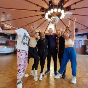 Motsi Mabuse Instagram - How unbelievably special last night was 😮 .  I truly didn’t not expect that !! I have received so many messages today THANK YOU so much I feel the love storm …  I just want to give a shoutout to everyone involved in the whole process . My team @evgenij_voznyuk @jimmiesurles @otimabuse @geraldvanwindt  Once I have something in my head I question myself every single second because I want the best possible performance, I want my team to know I will do everything possible that they shine .  I am lucky to have people around me that understand me & support me … Thank you to my two couples @janawosnitza & @vadim.garbuzov , @gabrielkelly_official & @malikadzumaev  for really trusting me but also such a pleasure to work with even if I shortened our lunch to 10 minutes 😂😂😂😂🙏🏾🙏🏾🙏🏾🙏🏾. Thank you @katia_convents and team for being exceptional as always … I wanted the teams to look a certain way hair and makeup . Thank you to @krissivanderviven  and our make up team because what you did in the short space of time was amazing ❤️❤️❤️❤️❤️❤️ Thank you @a.lexandru @zsolt_cseke and @mika_tatarkin for just giving so much positive energy 
 So guys you see it’s never just one person. It’s always a team effort! Every individual gave their best that’s what makes magic happen!!!! Thank you 🙏🏾 to @letsdance  I definitely know that being a part of the special show is absolutely the gift that keeps giving ❤️❤️❤️ . 
My team always on fire 🔥 ofcourse @alicejuhas @lukas.k_hairstylist_makeup @hbpartofgold_ @marcosgmakeup @slayedbyjess @timmachtdencut @karsten.biermann @carina.km @frauke2312 ❤️❤️🙏🏾👍🏾🙌🏾👌🏾 #gratitude