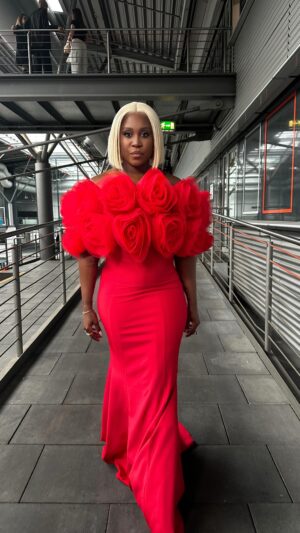 Motsi Mabuse Instagram - Liebe Community, ich bin so stolz auf mein Team für die unglaubliche Arbeit in dieser Saison! Ihr habt alle großartige Leistungen erbracht. Für unsere Finalisten wünsche ich einen unvergesslichen Abend voller Emotionen und magischer Momente ✨Was war euer Lieblingsmoment dieser Saison? Teilt eure schönsten Erinnerungen mit uns! – Eure Motsi ❤️ #TeamMotsi #Finale #Emotionen #Unvergesslich #TanzLiebe #SaisonHighlight #MagischeMomente #CommunityLiebe