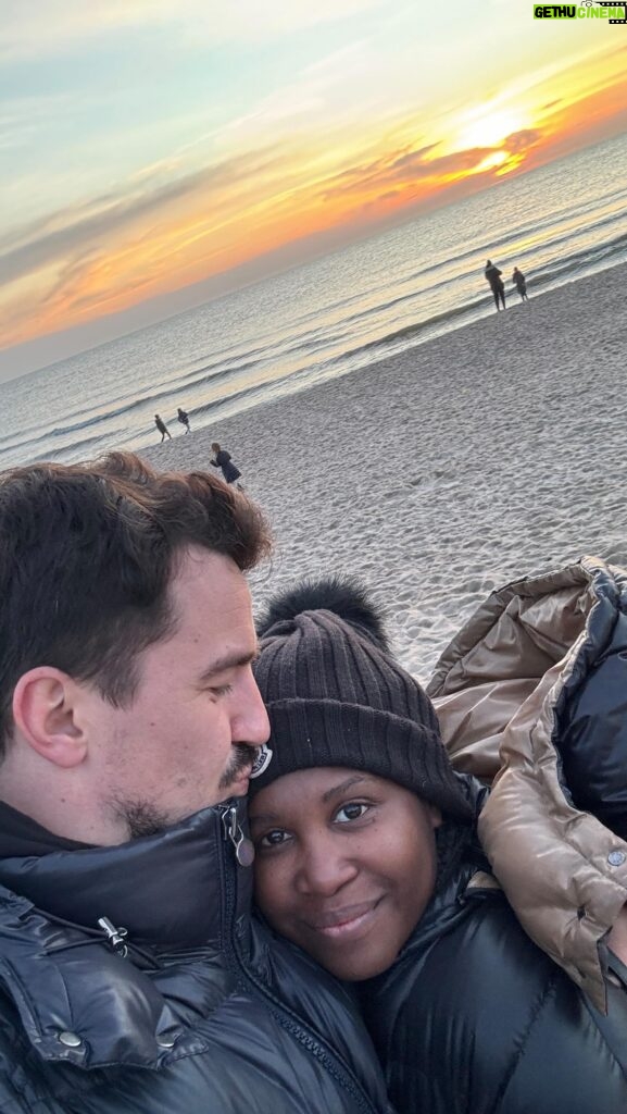 Motsi Mabuse Instagram - No make up Slow bicycle rides Long meaningful conversation Long walks Beautiful sunsets Good food Quality family times Clean fresh air Slow down Slow life Happy Easter ❤️❤️❤️🙏🏾👍🏾🙌🏾✌🏾🫶🏾👌🏾👏🏾 #thankful #gratitude #memories